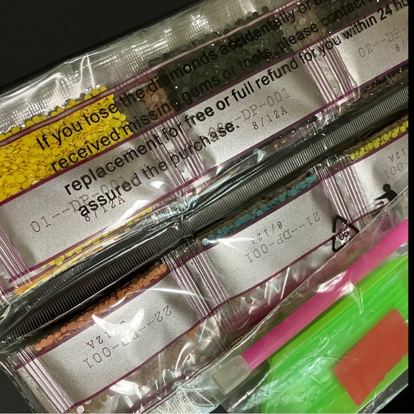 Hoiylds “Diamond” Bead Embroidery Canvas & Beads Kit - Picture 4 of 9